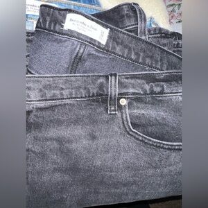 Abercrombie and Fitch 90s Relaxed Curve Love Jean
Dark Grey